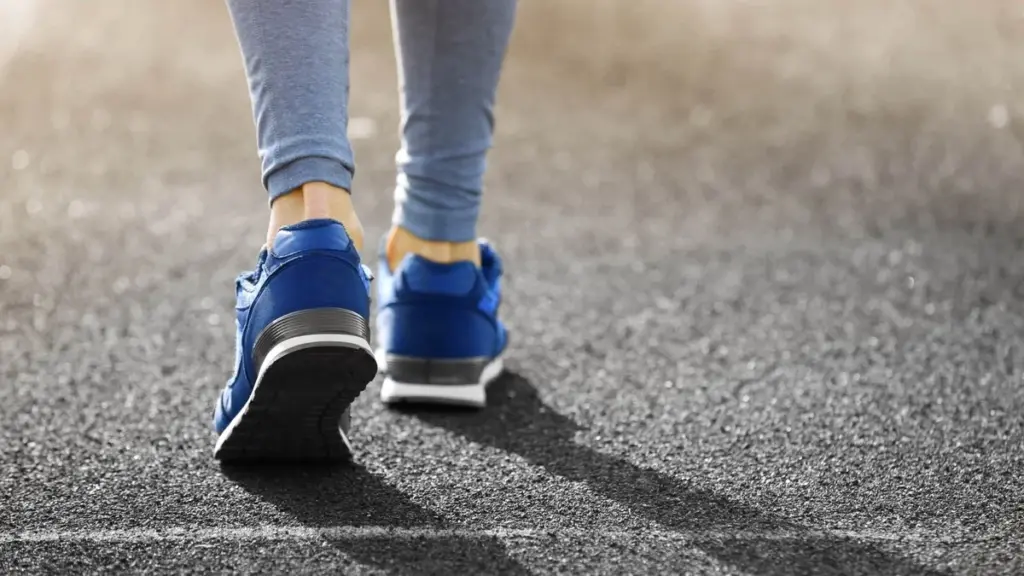 Spazierengehen statt Fitnessstudio hilft wirklich – aber nur, wenn es mindestens 30 Minuten am Stück dauert, ohne Pausen und mit etwa 5 km/h