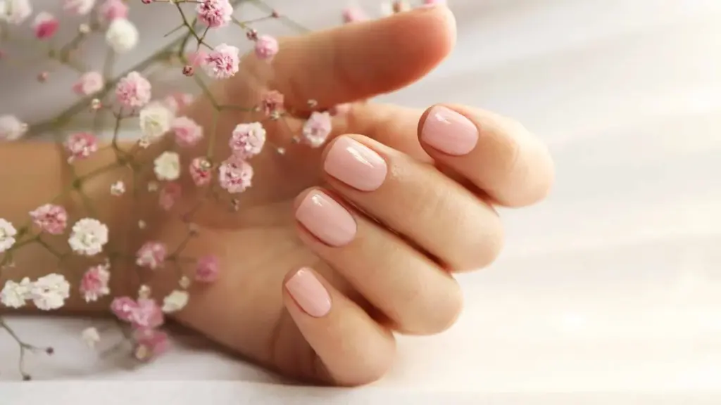 Pfirsichtöne bringen dir den Frühling an die Nägel – 19 Maniküren zur Inspiration (und 8 Lacke)