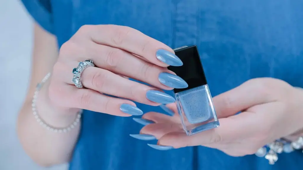 Hellblaue Nägel sind eine sichere Wahl für den Frühling – 12 Maniküren zur Inspiration (und 8 Nagellacke)
